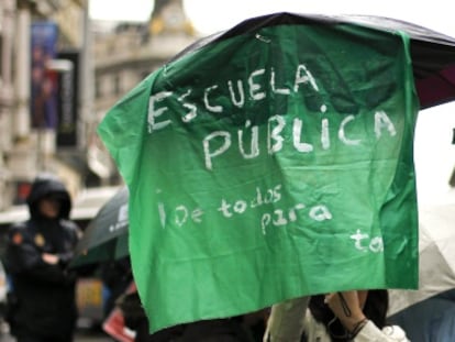 Manifestantes frente a la Consejer&iacute;a de Educaci&oacute;n.