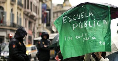 Manifestantes frente a la Consejer&iacute;a de Educaci&oacute;n.