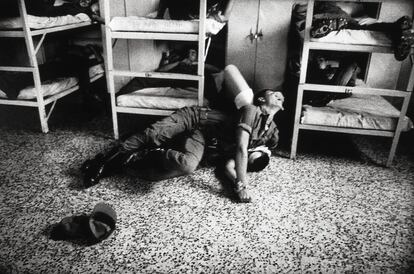 La formación de fotógrafo de Ángel Moliní le permitió sacar provecho, a menudo de forma clandestina, de su presencia en lugares y situaciones poco accesibles para los reporteros.
