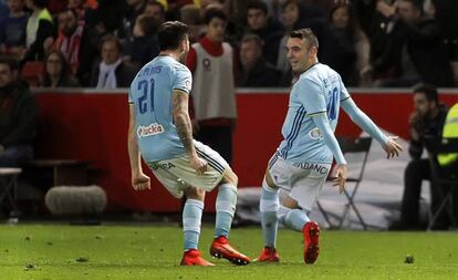 Iago Aspas celebra el gol que logró en la última jornada con su compañero Carles Planas.
