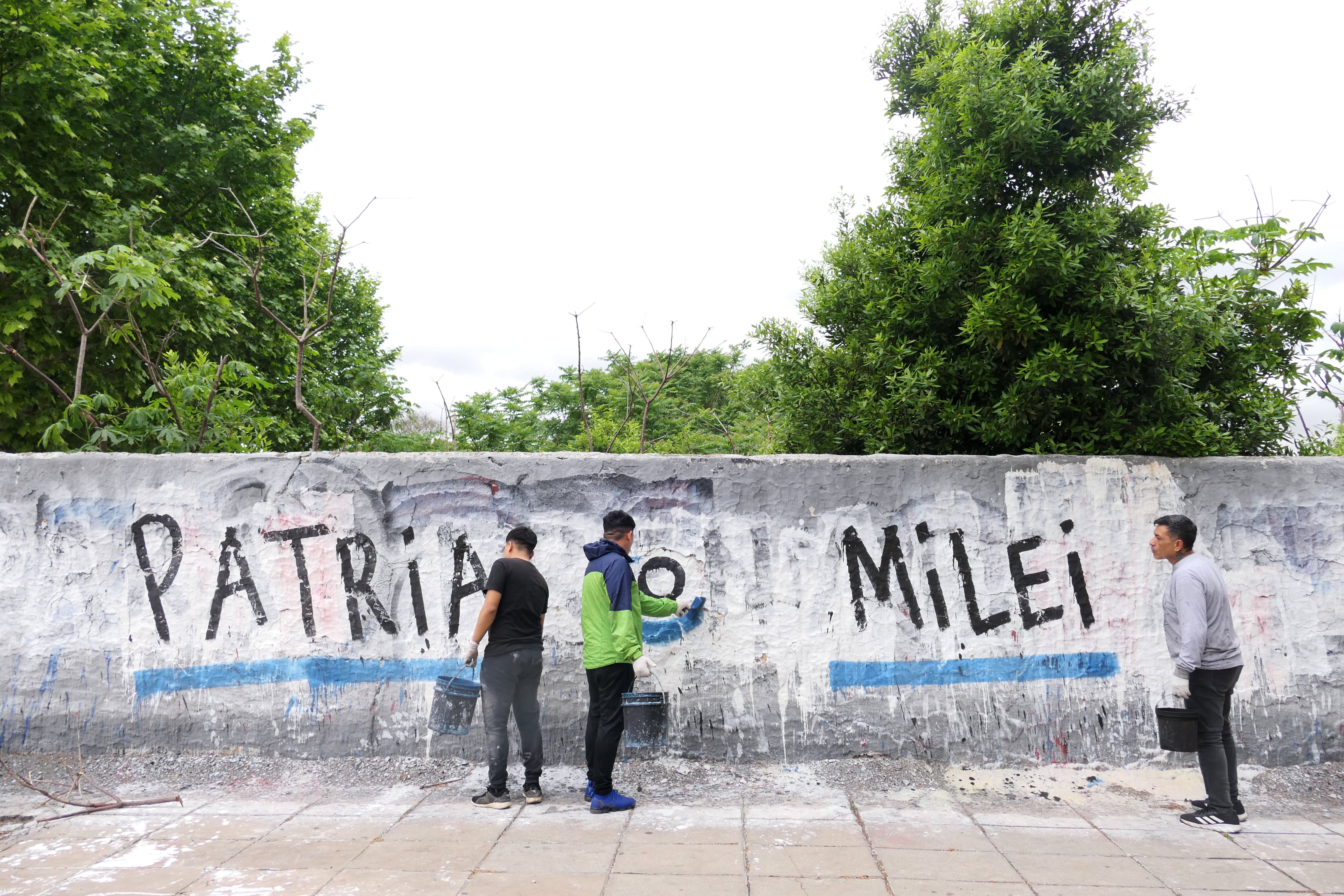 Pintadas callejeras en repudio a la intervención de Trump en la economía argentina, el 24 de octubre en una calle del sur de la ciudad de Buenos Aires.