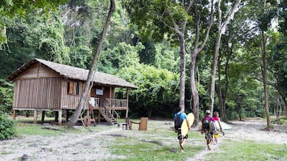 Surfistas no parque nacional de Pongara, no Gabão.