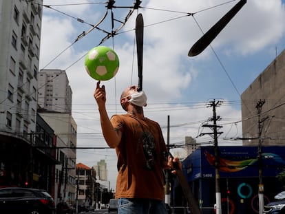 Homem faz malabares em rua de São Paulo no início de março.