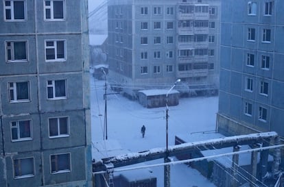 Un hombre camina por una de las calles de Yakutsk, en el valle de Oymyakon.