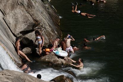El cauce del rio Arga se llene de bañistas para intentar paliar con un buen baño el calor que abrasa Pamplona, este lunes 21 de agosto.