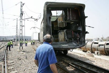 Traslado de uno de los vagones siniestrados en Valencia en 2006.