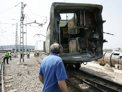 Traslado de uno de los vagones siniestrados en Valencia en 2006.