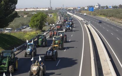 Cientos de agricultores cortan a la A-49 a las afueras de Sevilla. 