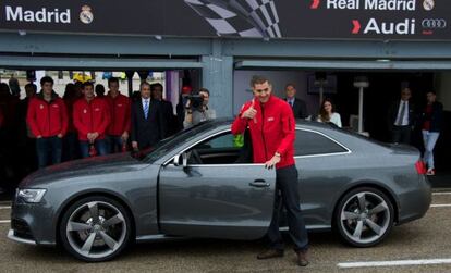 Benzema, con un coche del Madrid.