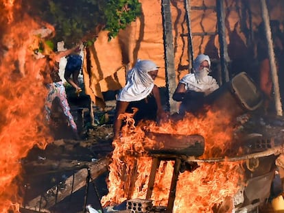 Parentes de presos queimam barricada no Rio Grande do Norte.