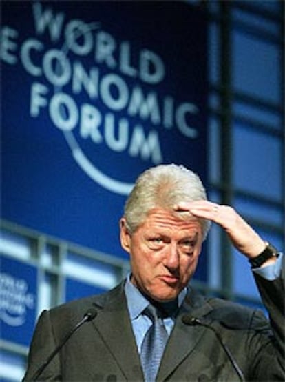 El ex presidente Clinton gesticula al hablar, ayer en Davos.