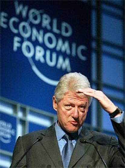 El ex presidente Clinton gesticula al hablar, ayer en Davos.