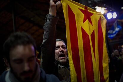 Los partidarios de la independencia celebran los resultados de una encuesta informal por la independencia de Cataluña en Barcelona.