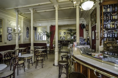 En esta antigua carpintería se abrió, en 1979, el Café Manuela (San Vicente Ferrer, 29), que recoge la esencia que ha distinguido a los cafés madrileños durante años: tertulias, cañas bien tiradas y mucha leyenda. Su fachada roja recuerda el pasado artesano del local, en Malasaña, por donde ahora pasan 'hipsters' del barrio y gente de la literatura de los 80 y 90. Aquí tuvieron lugar durante años las tertulias del pensador y ensayista Agustín García Calvo, que reunía a Francisco Umbral, Carmen Martín Gaite o Rafael Sánchez Ferlosio. Pero antes también fue casa de Tomás de Antequera, un cantante de copla que rivalizaba con Concha Piquer y que consiguió fama con 'El romance de la reina Mercedes'.