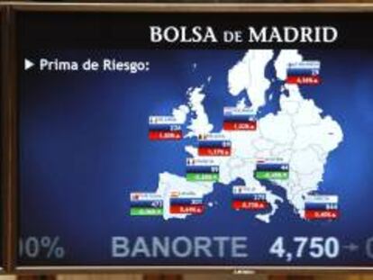 Monitor en la bolsa de Madrid que muestra, entre otras, la prima de riesgo de España. EFE/Archivo