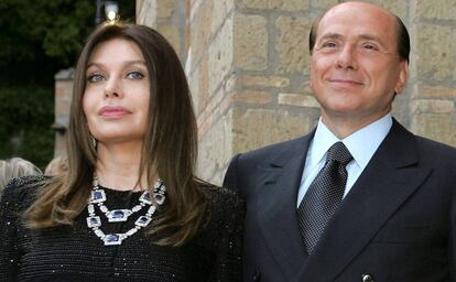 Silvio Berlusconi, con su exesposa Veronica Lario en 2004.