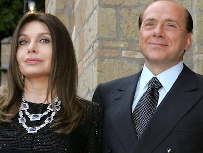 Silvio Berlusconi, con su exesposa Veronica Lario en 2004.