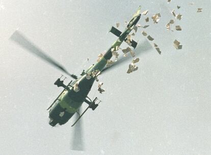 Em 22 de maio de 1989, um helicóptero militar jogou panfletos na Praça Tiananmen, que alertou os estudantes de que deveriam deixar a praça o quanto antes.