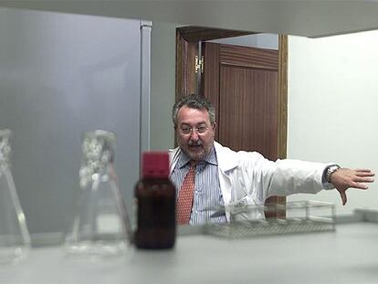 El profesor Bernat Soria, en el laboratorio de la Universidad Pablo Olavide de Sevilla.