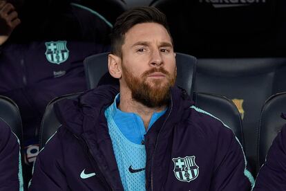 El delantero argentino del Barcelona, Lionel Messi, en el banquillo, antes del partido.