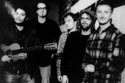 Wilco y Billy Bragg (primero por la derecha) en una foto de la época