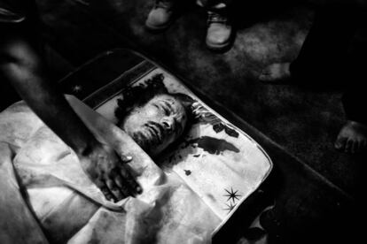La imagen de Gadafi tras ser abatido, una de las fotos más impactantes de la exposición.
