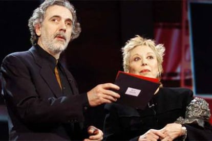 Fernando Trueba (en la imagen junto a Rosa María Sardá) ha conseguido dos premios para su película <i>El milagro de Candeal</i>, el de Mejor Documental, y el de Mejor Canción, (compuesta por Carlinhos Brown).