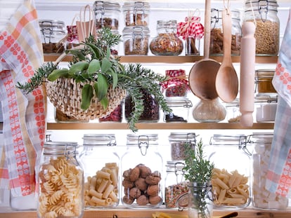Una despensa moderna, con tarros de cristal para conservar los alimentos, digna de Pinterest.