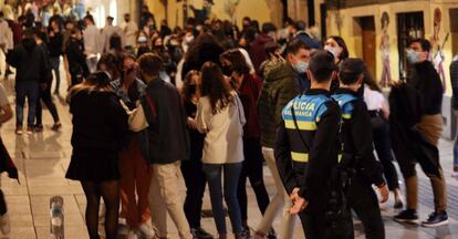 Controles policiales en Salamanca para vigilar el ocio nocturno.