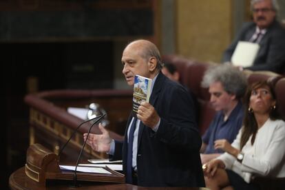 Jorge Fernández Díaz, exministro del Interior, durante su intervención en el Congreso este jueves con un libro sobre la historia del Valle de los Caídos.