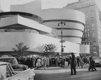 Solomon R. Guggenheim fue el fundador del museo neoyorkino que lleva su apellido (en la imagen), y también tío de Peggy Guggenheim. Ella, que siempre le miró con desdén, viajó por Europa comprando una obra de arte al día en la década de los años 30 del pasado siglo.