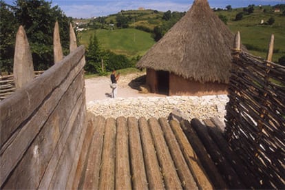 Una de las chozas reconstruidas en el poblado cántabro de Cabezón de la Sal, en Cantabria.