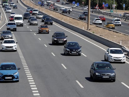 Vista del tráfico en la autovía A-3 en la salida de Madrid, este viernes, día en el que arranca la segunda fase de la operación verano.