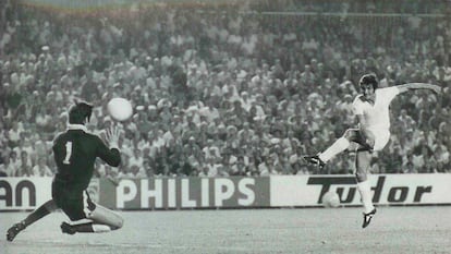 Aguilar chuta a puerta en un partido de la temporada 74-75 en el Santiago Bernabéu. realmadridcom