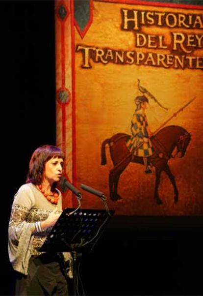 Rosa Montero, en la presentación de su novela <i>Historia del Rey Transparente,</i> ayer en el Teatro Español, en Madrid.
