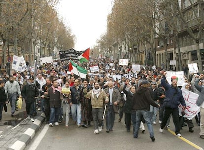 Una marcha no autorizada de varios cientos de ciudadanos, mayoritariamente palestinos, ha recorrido hoy el centro de Madrid, para detenerse ante las embajadas de Estados Unidos e Israel. Durante la marcha se ha reivindicado la Intifada y se ha pedido el cese de los ataques sobre Gaza. La manifestación se ha producido después de que se disolviera una concentración frente al Ministerio de Asuntos Exteriores en la plaza de Santa Cruz, organizada por Paz Ahora y por el Partido Comunista, a la que han asistido unas 2.000 personas, según fuentes convocates.