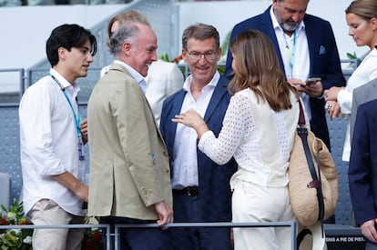 Alberto Núñez Feijóo (centro), líder del Partido Popular, a su llegada a la corte del Mutua Madrid Open. 
