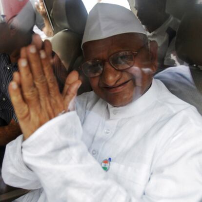 Hazare saluda tras ser detenido en Nueva Delhi.