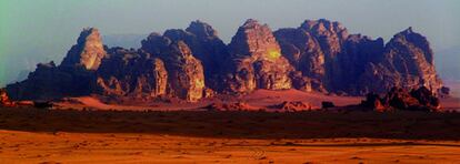 El desierto de Wadi Rum al sur de Jordania con formaciones rocosas al fondo