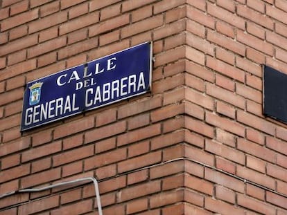 La placa que indica la calle del General Yag&uuml;e tapada. 