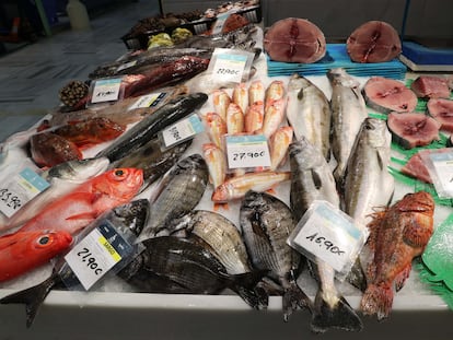 El mostrador de una de las pescaderías del mercado de El Fontán, en Oviedo.