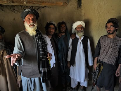 Abdul Majid, de 72 años (segundo por la izquierda), en el interior de una de las clases en las que enseñaba el mulá Omar, fundador de los talibanes.