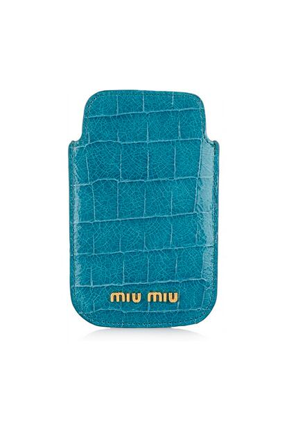 Miu Miu apuesta por la piel de cocodrilo y los colores vivos. Esta funda está disponible en turquesa, fucsia y rojo y cuesta 120 euros (aprox.)