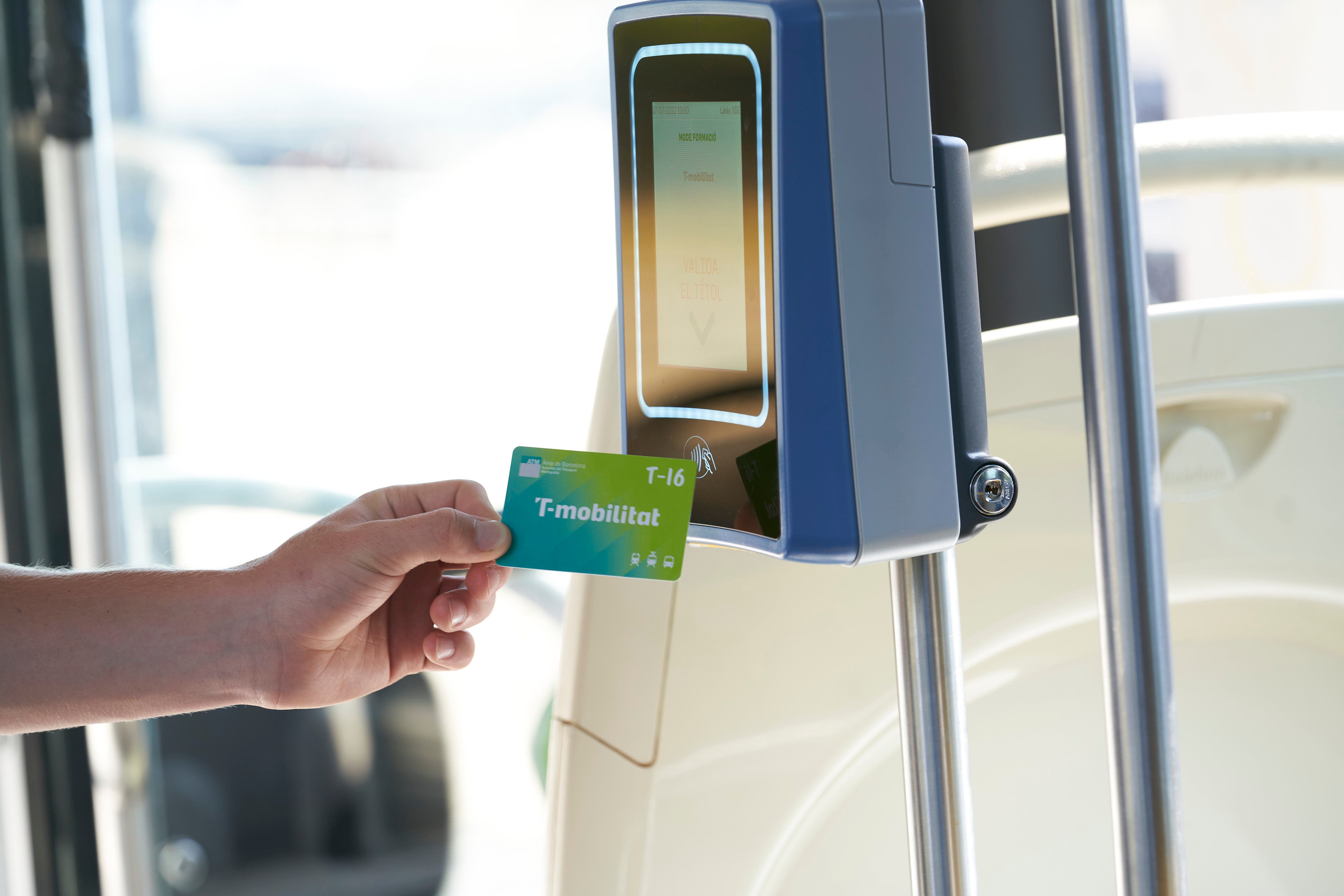 Ojo con utilizar la tarjeta T-16 de tu hijo en el transporte público de Barcelona: si te pillan, no podrá viajar gratis durante tres años