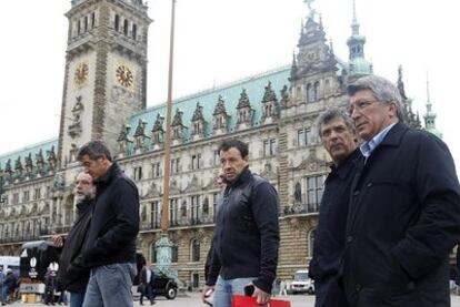 Miguel Ángel Gil Marín y Enrique Cerezo, junto a Ángel María Villar, pasean por Hamburgo.