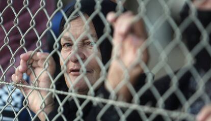 Una palestina de Gaza espera el retorno de familiares de la peregrinaci&oacute;n a La Meca en la frontera de Rafah con Egipto.