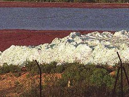 Toneladas de desechos químicos que debían haber sido quemados se acumulan junto a las balsas de minas de Almagrera (Calañas).