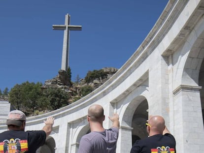 Três pessoas fazem a saudação fascista no Vale dos Caídos, nesta sexta-feira.