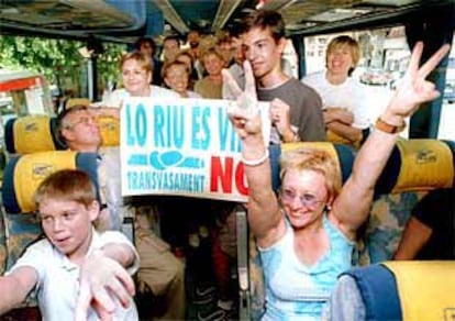 Un grupo de participantes en la Marcha Azul.