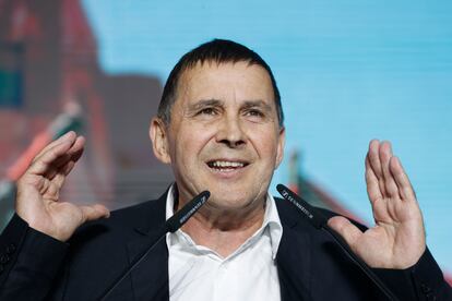 El coordinador general de EH Bildu, Arnaldo Otegi, interviene durante el acto de cierre de campaña celebrado este viernes en San Sebastián. 